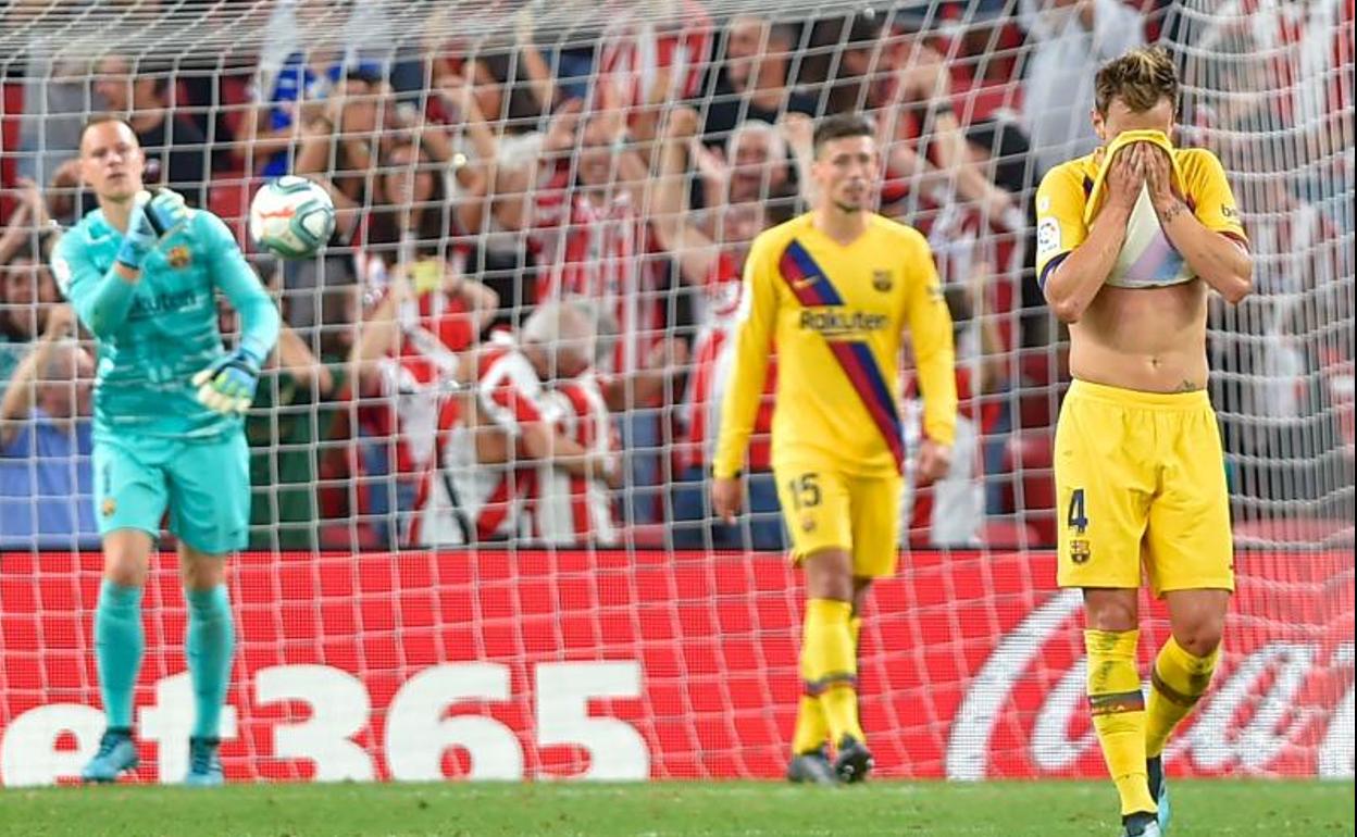 Marc Andre Ter Stegen (i), Clement Lenglet (c) e Ivan Rakitic (d) tras el gol del Athletic.