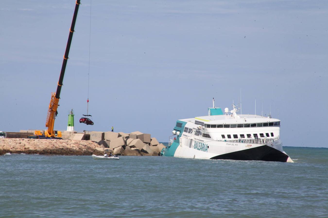 Fotos: Ferry encallado en el puerto de Dénia