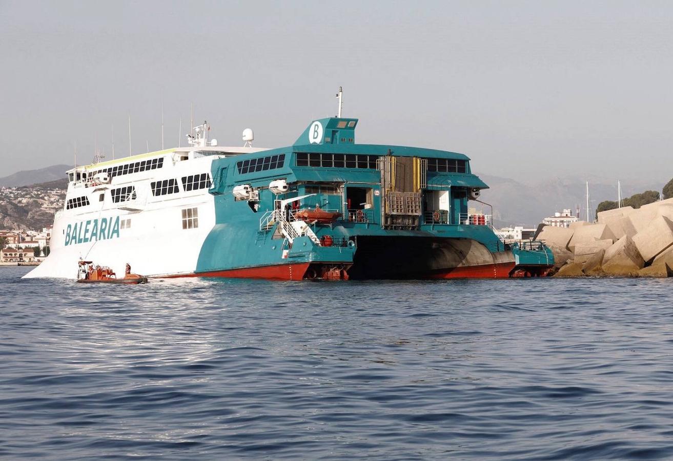 Fotos: Ferry encallado en el puerto de Dénia