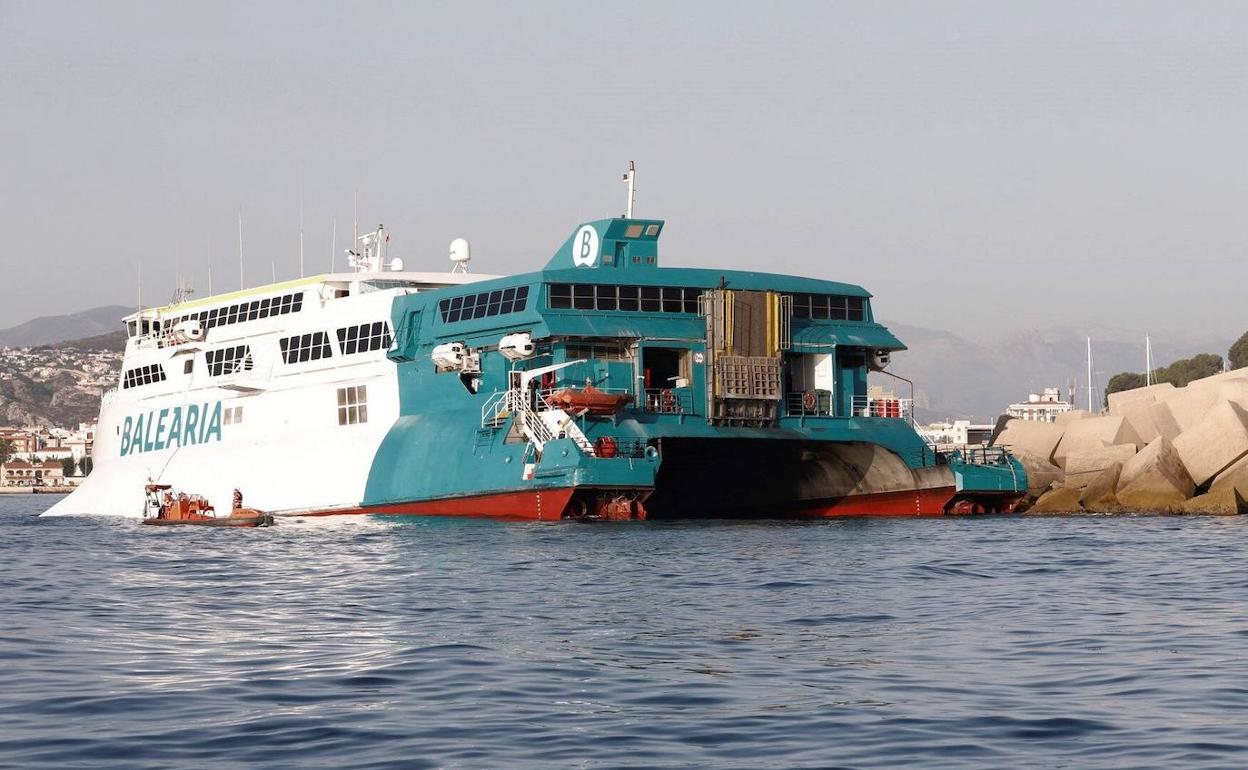 El ferry encallado llevaba 393 pasajeros, todos ilesos y evacuados a tierra. 