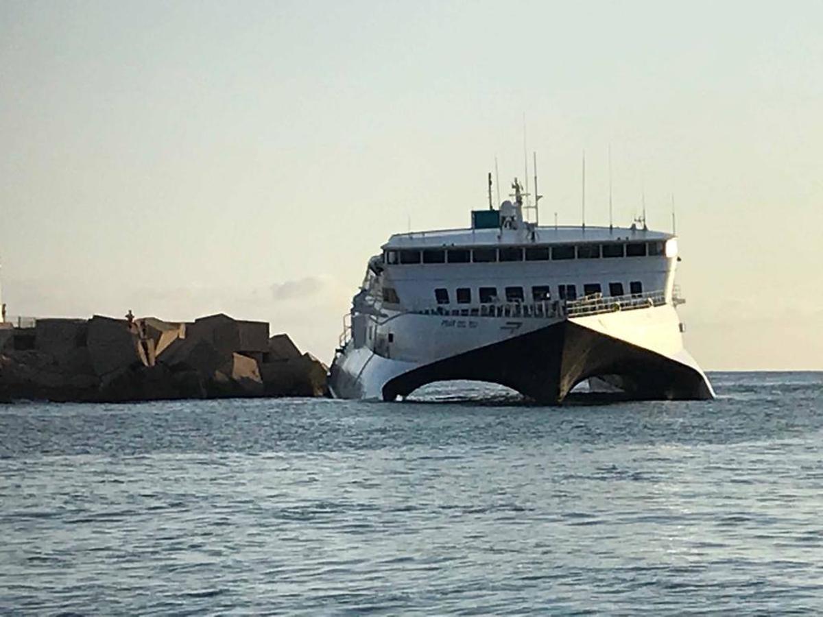 Fotos: Ferry encallado en el puerto de Dénia