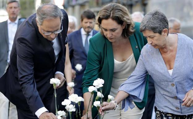 Colau, acompañada por Torra y de la delegada del Gobierno en Cataluña, Teresa Cunillera. 