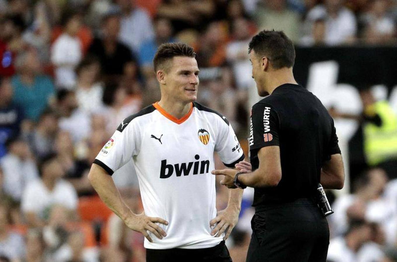 El equipo donostiarra le ha hecho el pasillo de honor al Valencia CF en Mestalla por la conquista de la Copa del Rey de 2019