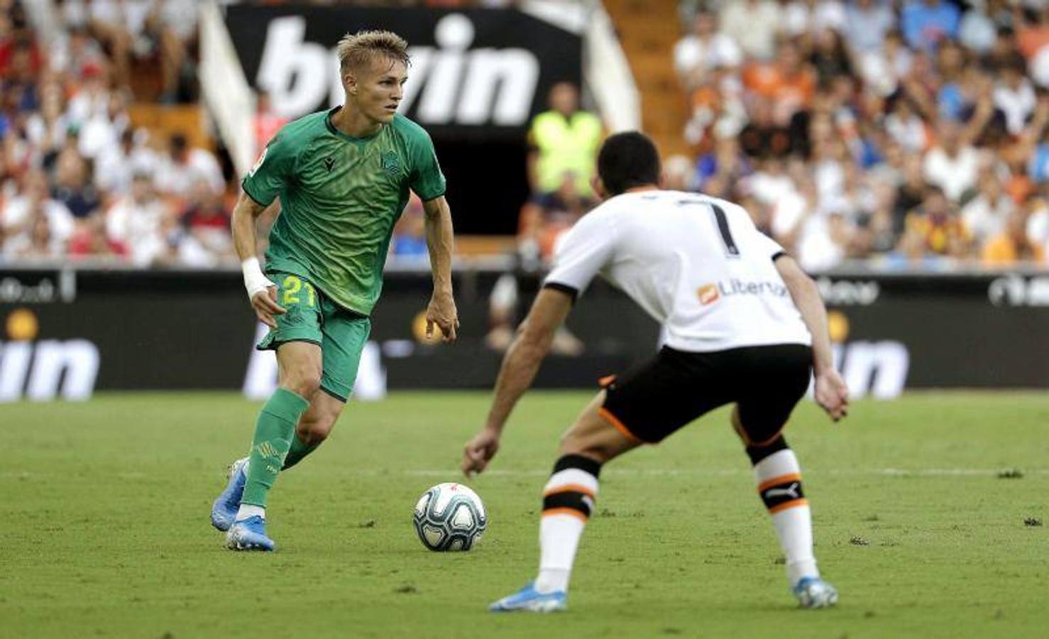 El equipo donostiarra le ha hecho el pasillo de honor al Valencia CF en Mestalla por la conquista de la Copa del Rey de 2019