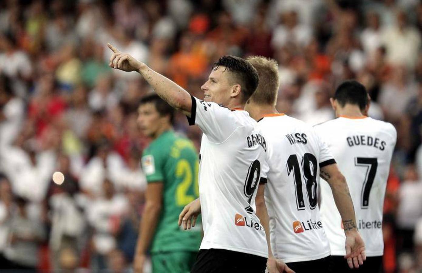 El equipo donostiarra le ha hecho el pasillo de honor al Valencia CF en Mestalla por la conquista de la Copa del Rey de 2019