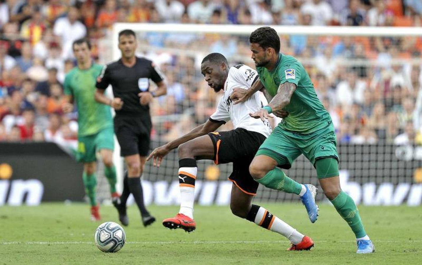 El equipo donostiarra le ha hecho el pasillo de honor al Valencia CF en Mestalla por la conquista de la Copa del Rey de 2019