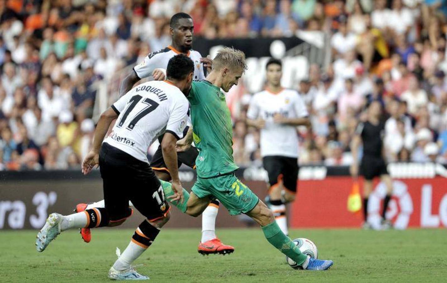 El equipo donostiarra le ha hecho el pasillo de honor al Valencia CF en Mestalla por la conquista de la Copa del Rey de 2019