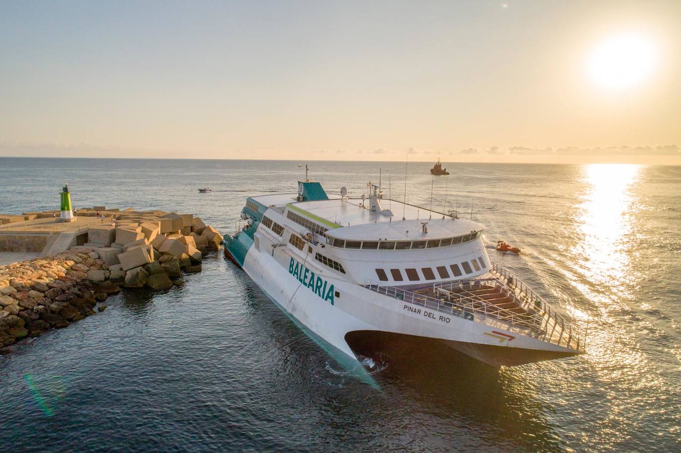 Fotos: Ferry encallado en el puerto de Dénia