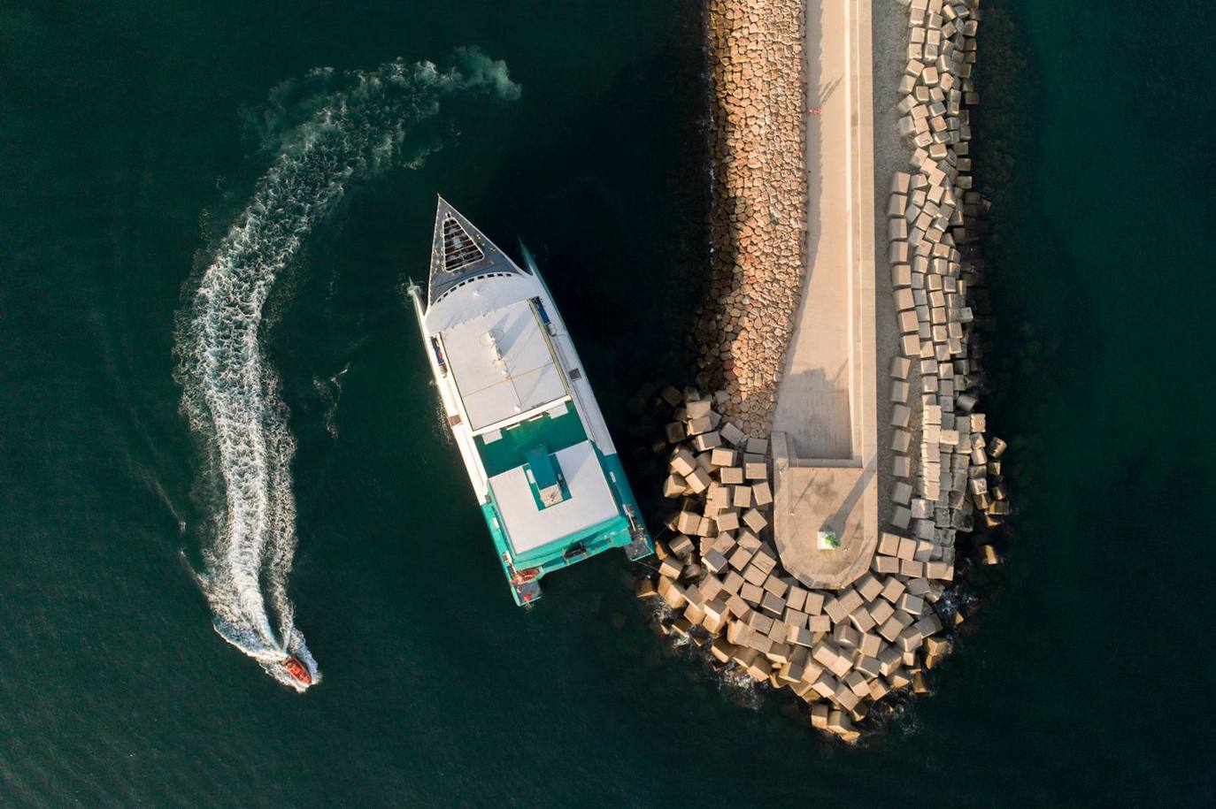 Fotos: Ferry encallado en el puerto de Dénia