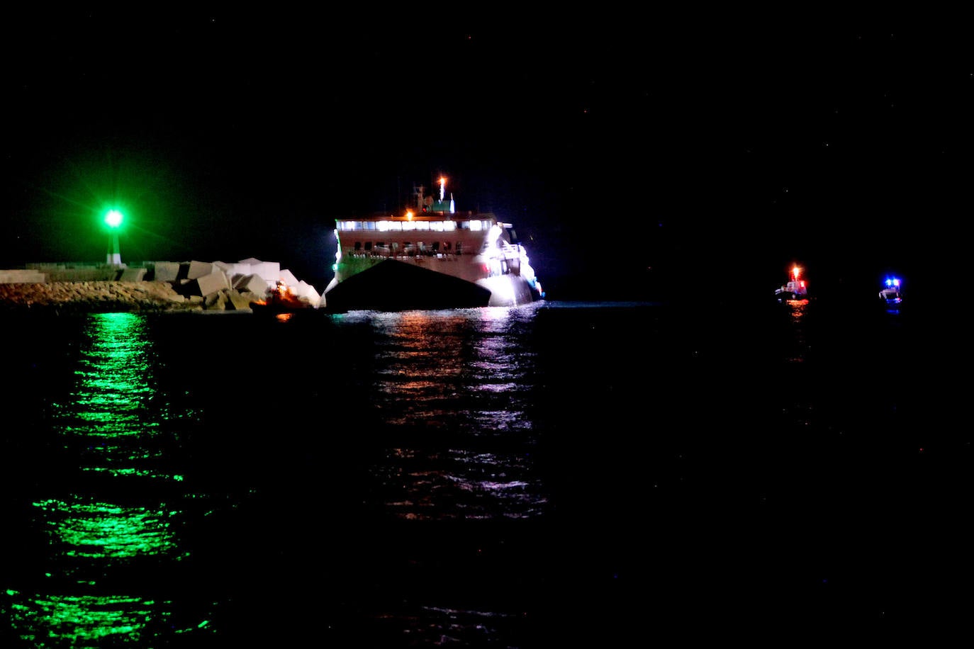 Fotos: Ferry encallado en el puerto de Dénia