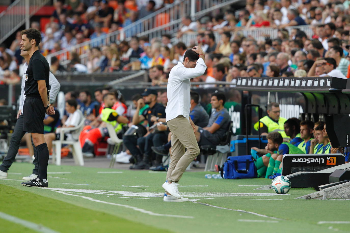 El equipo donostiarra le ha hecho el pasillo de honor al Valencia CF en Mestalla por la conquista de la Copa del Rey de 2019