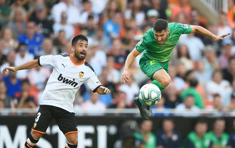 El equipo donostiarra le ha hecho el pasillo de honor al Valencia CF en Mestalla por la conquista de la Copa del Rey de 2019