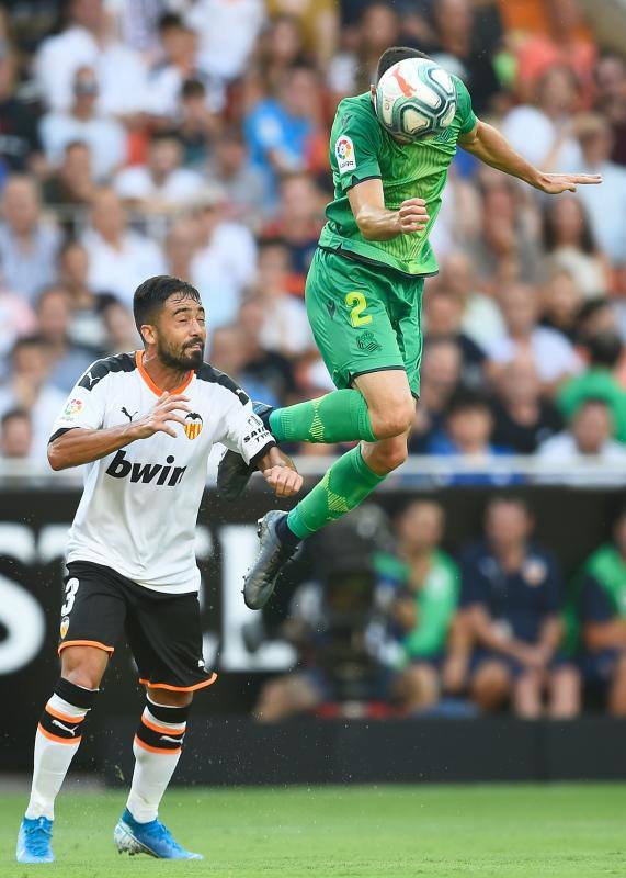 El equipo donostiarra le ha hecho el pasillo de honor al Valencia CF en Mestalla por la conquista de la Copa del Rey de 2019