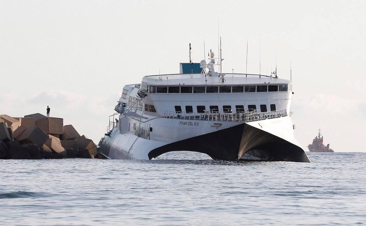 Así quedó el ferry tras encallar en la escolera del puerto de Dénia. 