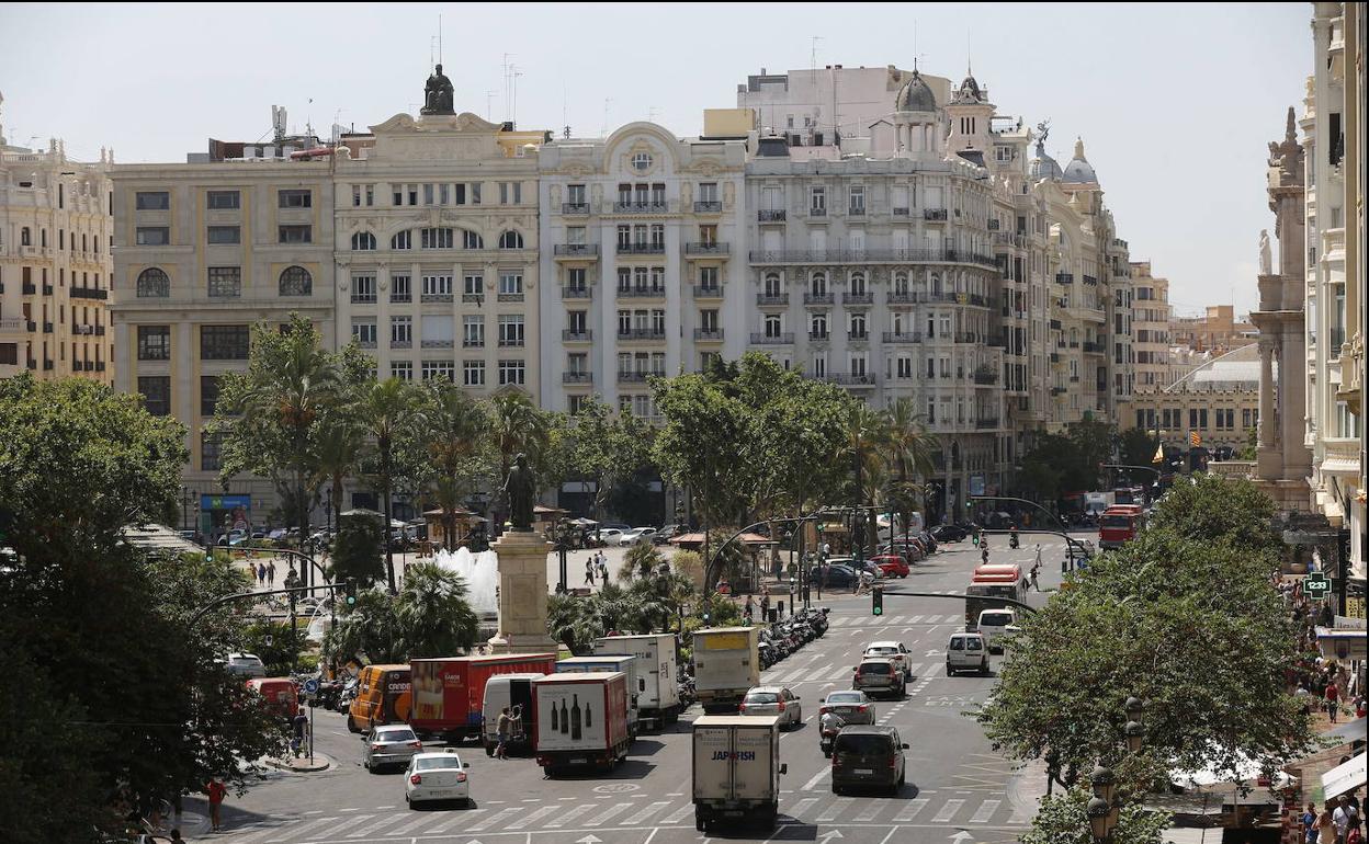 La plaza del Ayuntamiento, con la calle Marqués de Sotelo al fondo. 