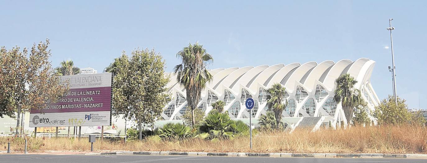 Suciedad junto a la Ciudad de las Ciencias. Maleza y publicidad en la milla de oro. 50 millones es el coste estimado para acabar y poner en servicio la línea 10 de Metrovalencia, abandonada hace años, lo que afea el entorno de la Ciudad de las Ciencias.