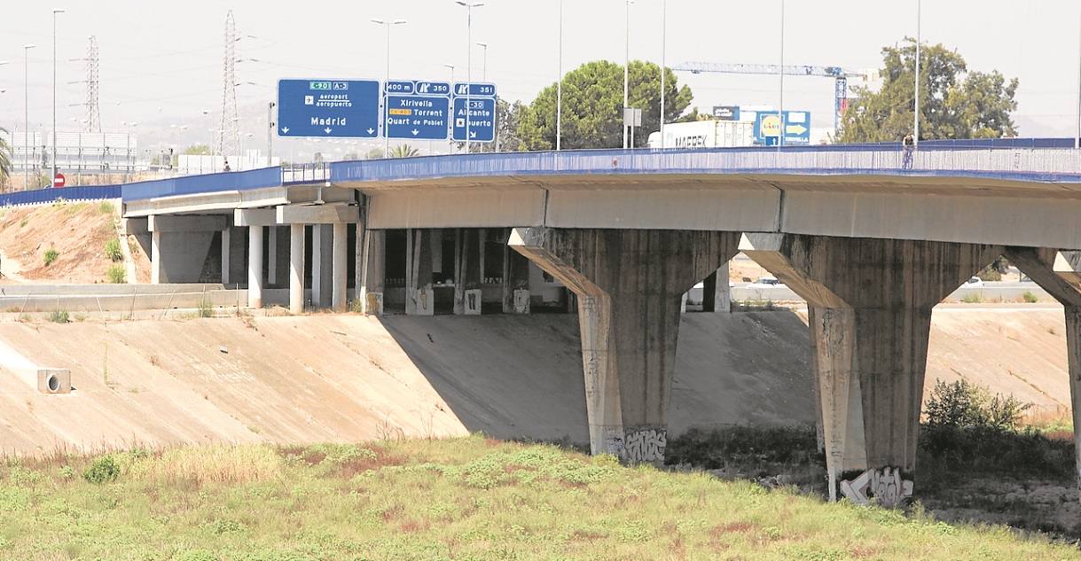 El nuevo cauce, útil pero feo. La cicatriz quesalva de las riadas. 17 puentes cruzan el nuevo cauce, donde el Ayuntamiento quiere recuperar el lecho para un uso público como zona de paseo. De momento, no se ha avanzado nada y se cuenta sólo con unos primeros estudios.