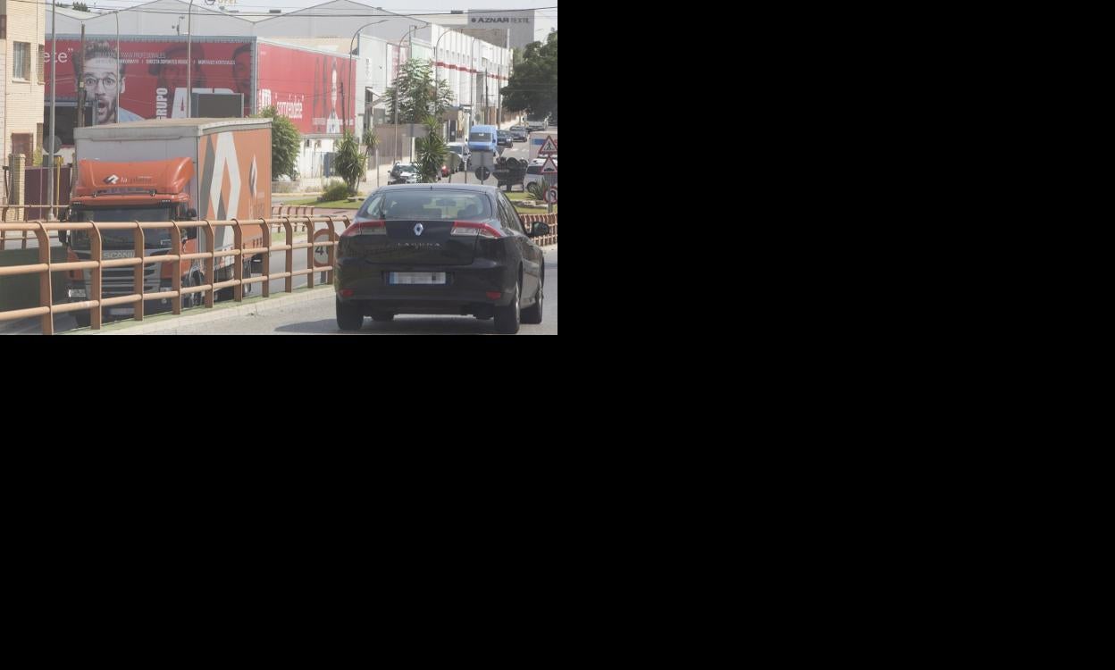 Vehículos en el polígono Fuente del Jarro de Paterna el pasado miércoles. 