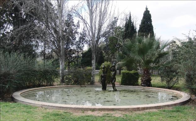 Se encuentra en la explanada de la 'rosaleda'.