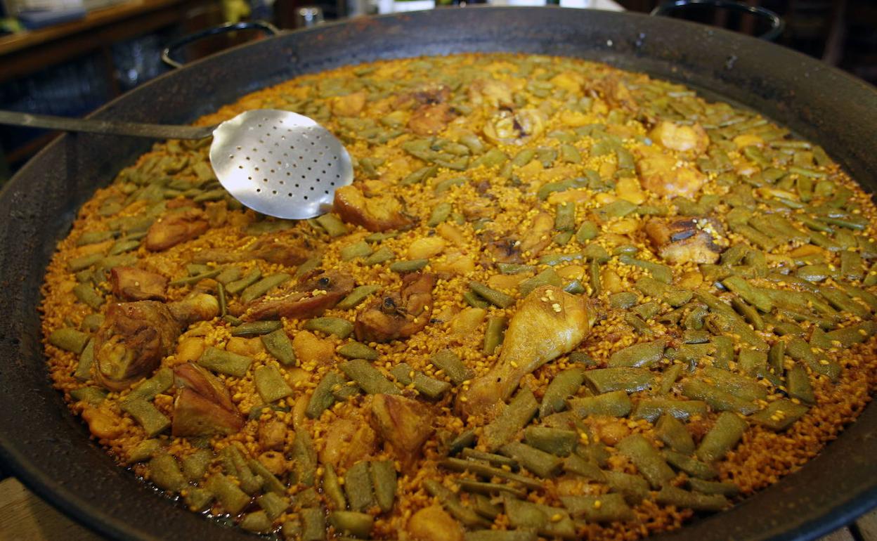 Rescatan viejas recetas de cuando la paella llevaba longaniza, anguila o lomo