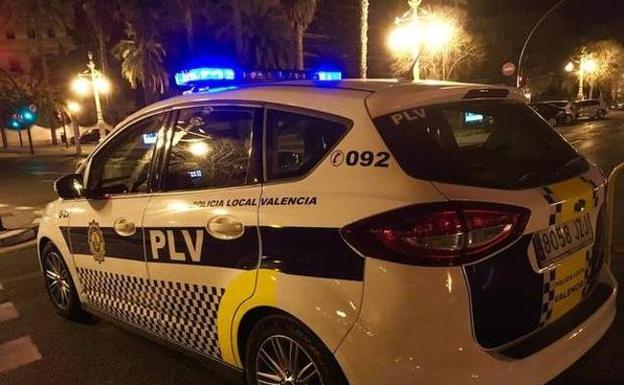 Una joven resulta herida al caer desde un coche en marcha en Valencia