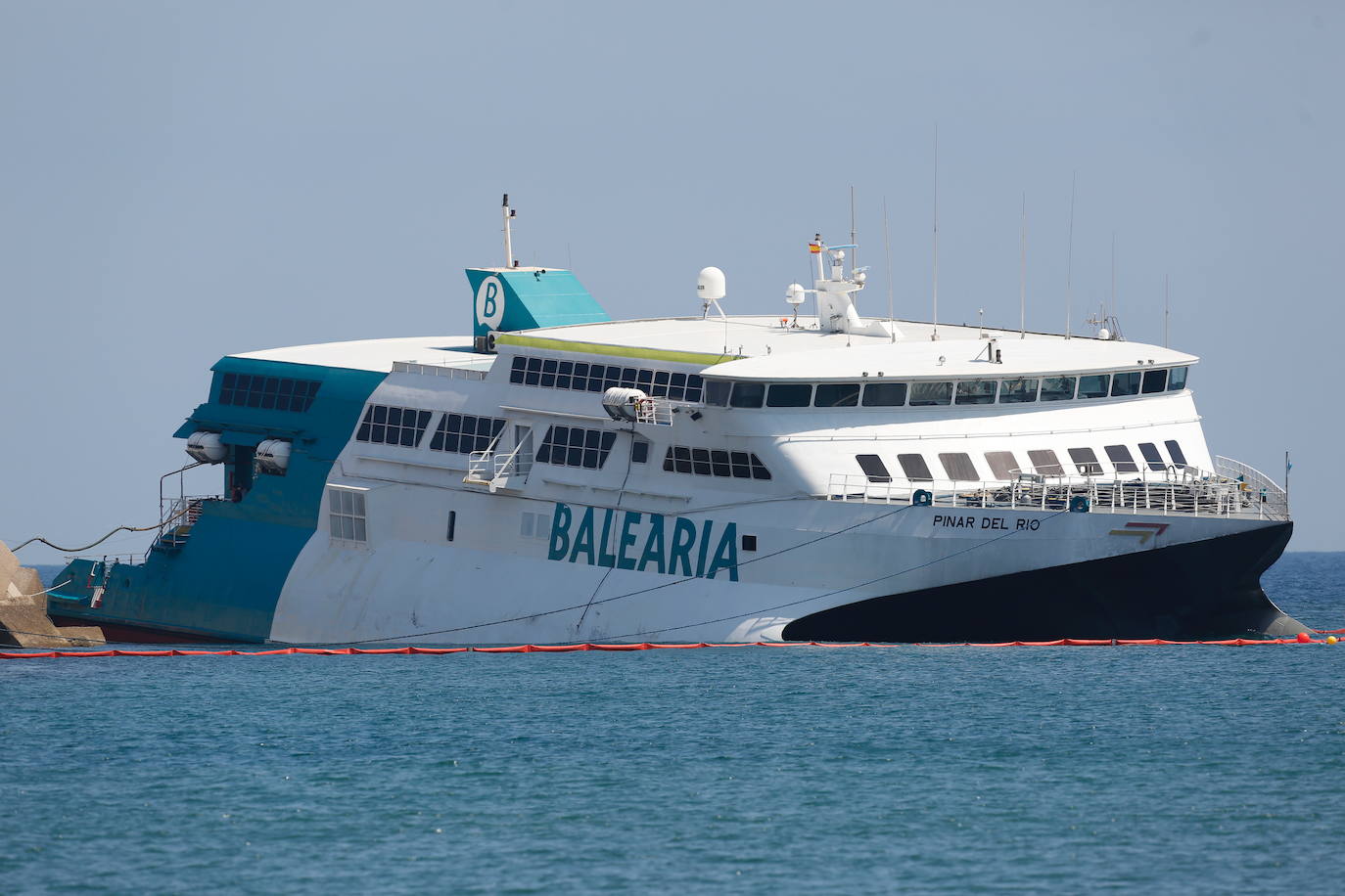 Fotos: Ferry encallado en el puerto de Dénia