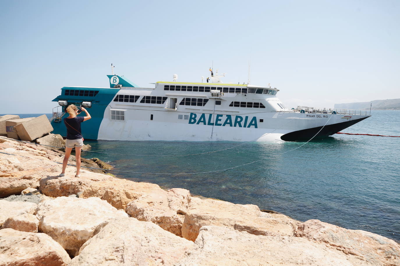 Fotos: Ferry encallado en el puerto de Dénia