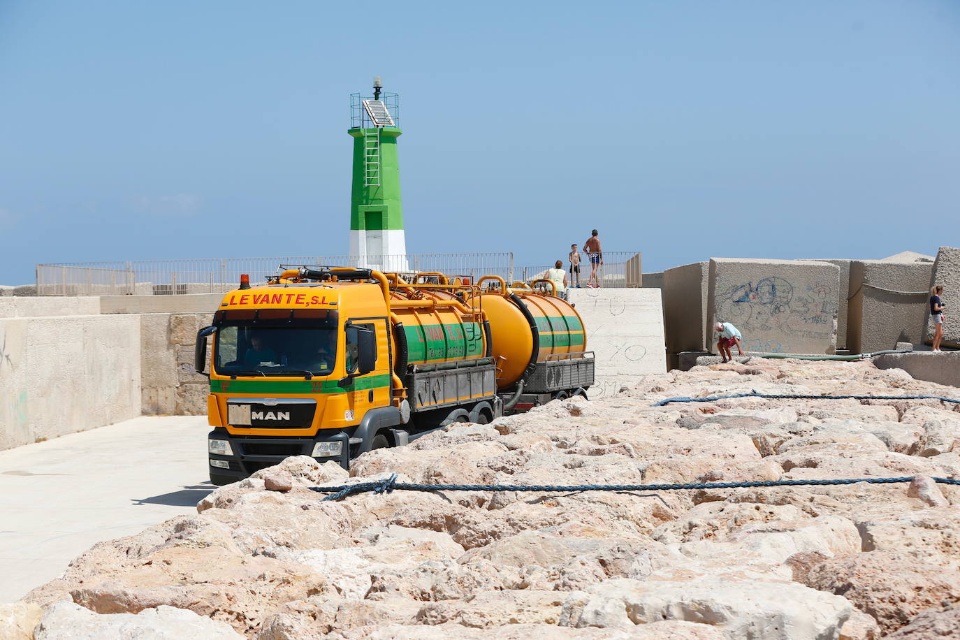 Fotos: Ferry encallado en el puerto de Dénia