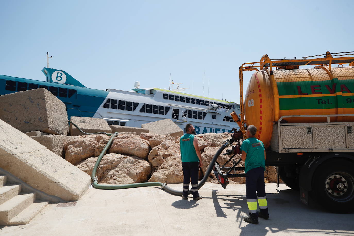 Fotos: Ferry encallado en el puerto de Dénia