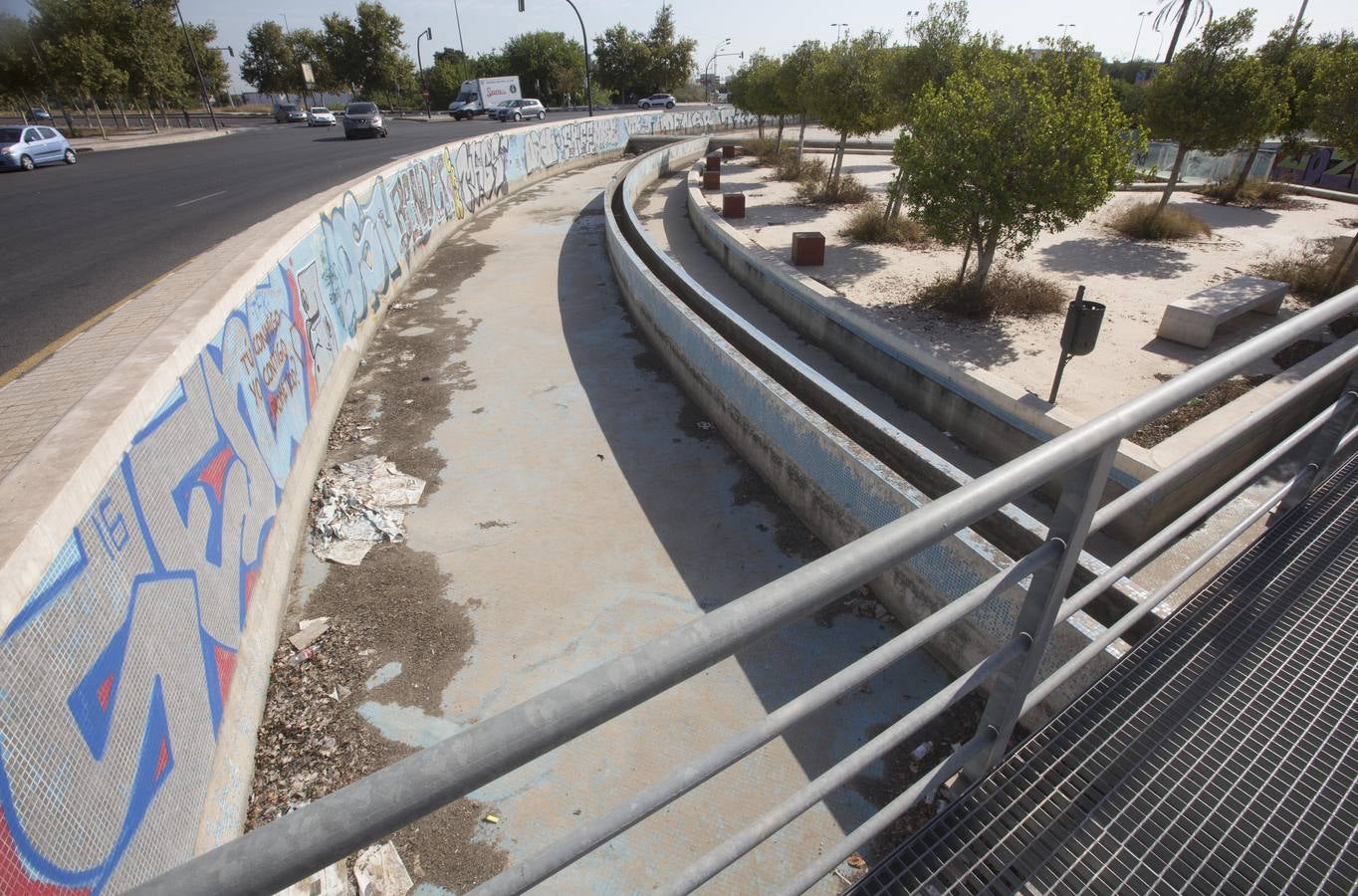 El mirador que nadie quiere. El símbolo de la falta de acuerdo político. 250.000 euros es la cantidad que estima la Demarcación de Carreteras que se necesita para hacer todas las reparaciones necesarias en el accesode la V-21 por la avenida Cataluña.