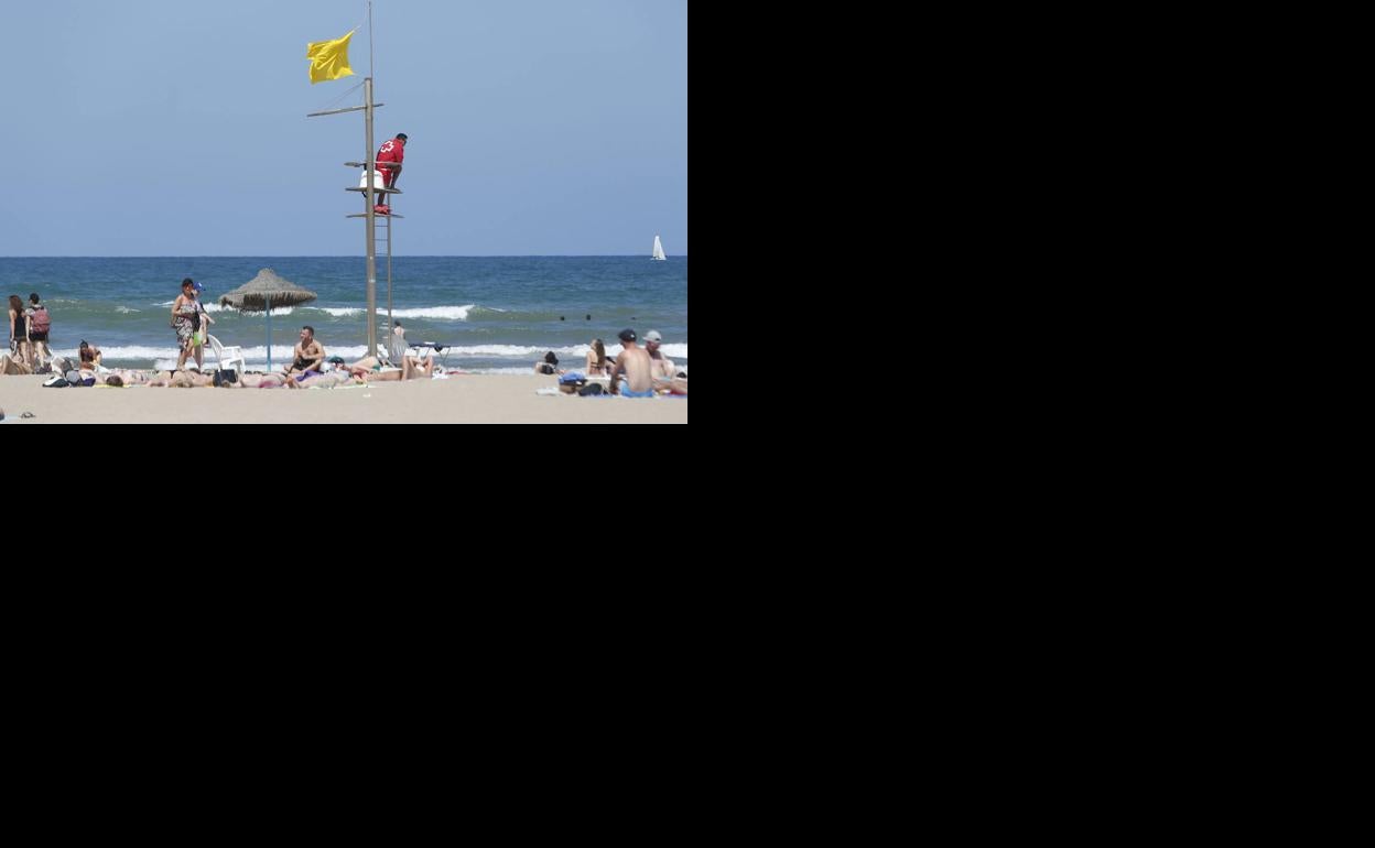 Bandera amarilla en una playa de la Comunitat. 