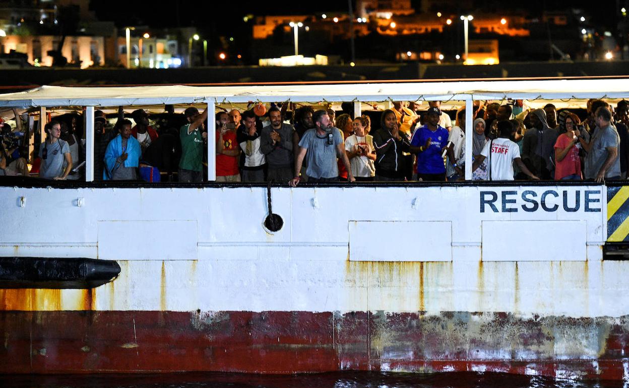 Comienza el desembarco de los 83 migrantes del Open Arms en Lampedusa