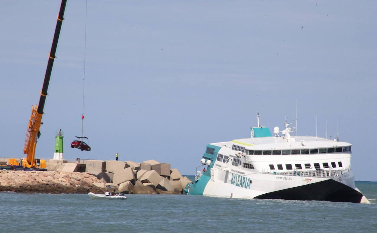 Comienza la retirada de los primeros turismos del interior del ferry encallado.