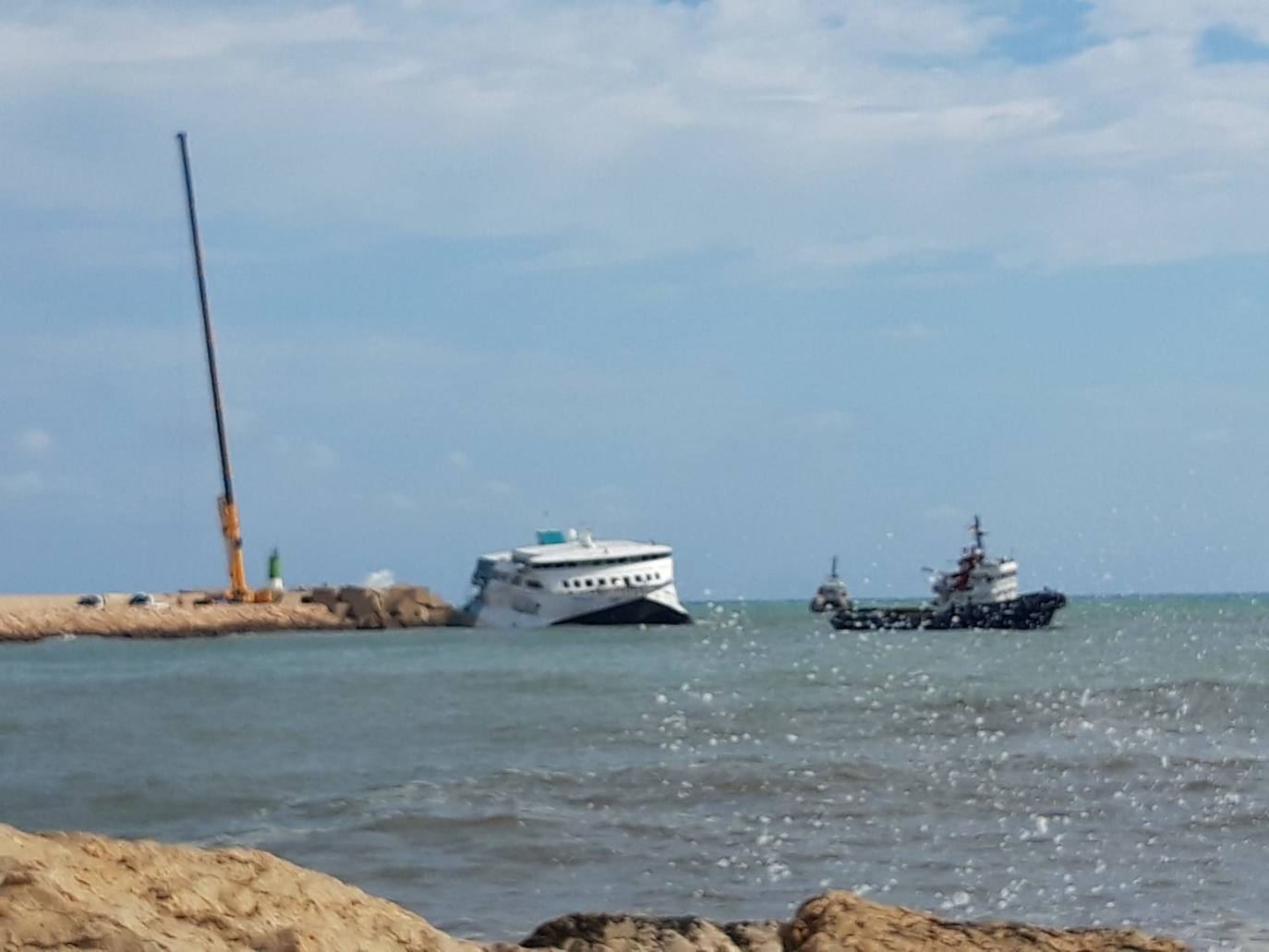 Dos remolcadores asisten al buque durante el temporal marítimo.