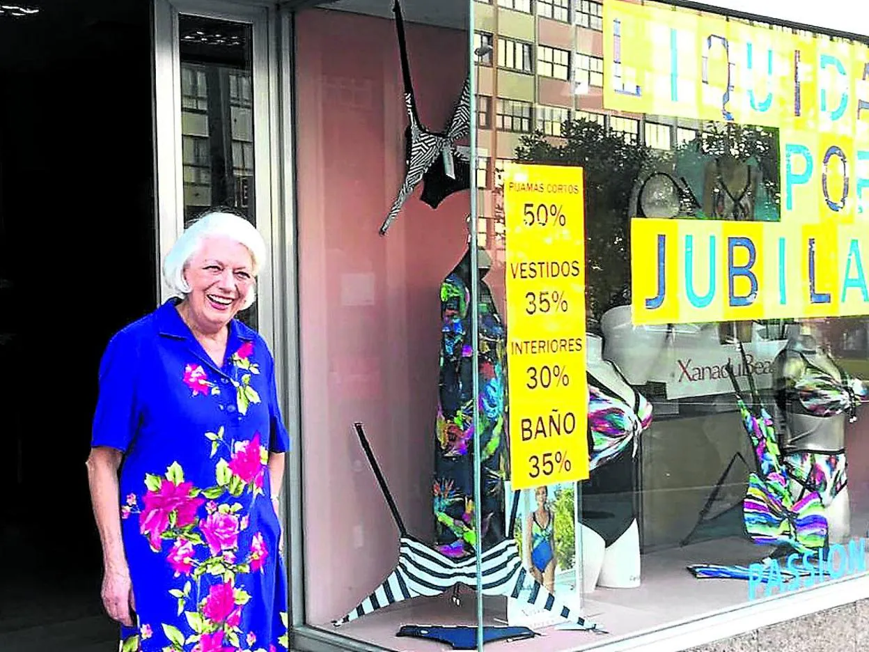 Dolores Agra, en la puerta del negocio que abrió en solitario hace 39 años en La Coruña. Hoy está en liquidación, antes de echar el cierre definitivo.