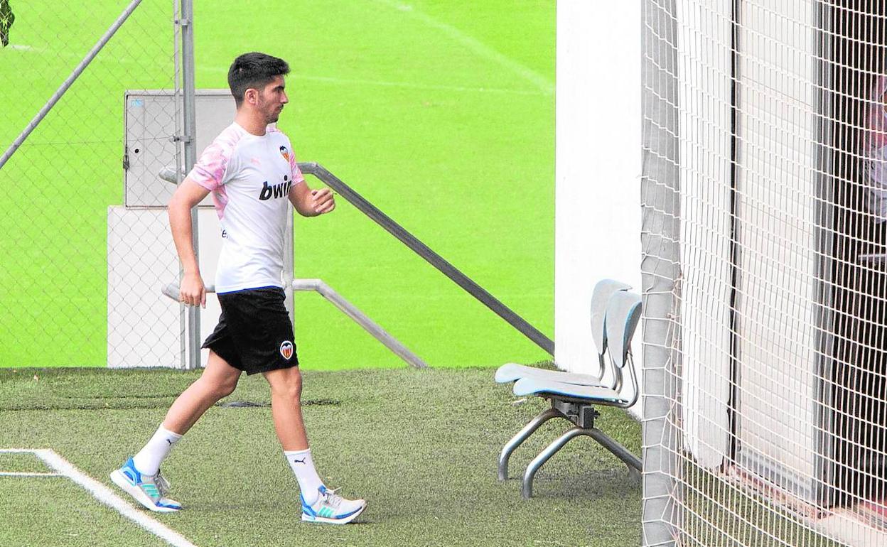 Carlos Soler abandona el césped de Paterna durante un entrenamiento.