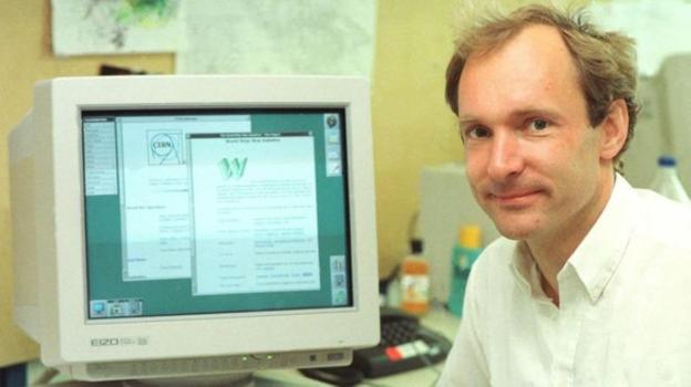 La primera web, a la izquierda, no tenía ningún atractivo estético. Era una explicación del sistema y un conjunto de instrucciones unidas con hipertextos. Aún hoy se puede consultar. El ingeniero Tim Berners-Lee. 