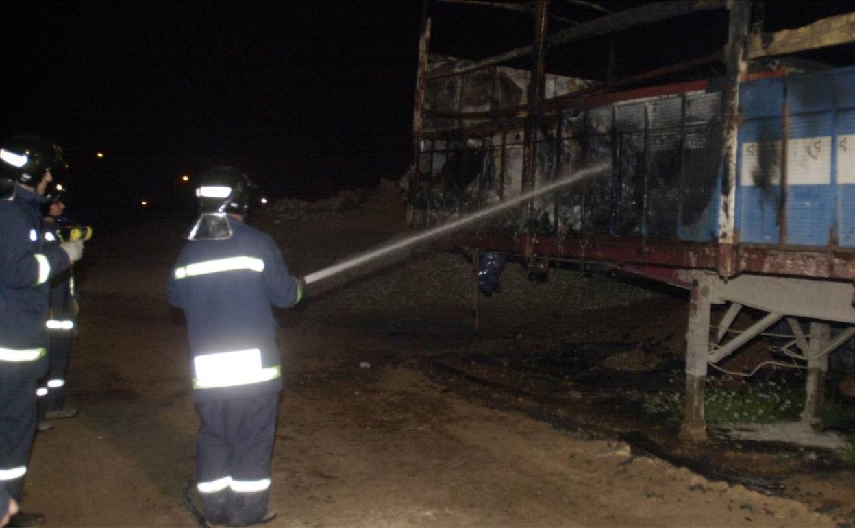 Bomberos trabajan en la extinción del fuego de un camión. 