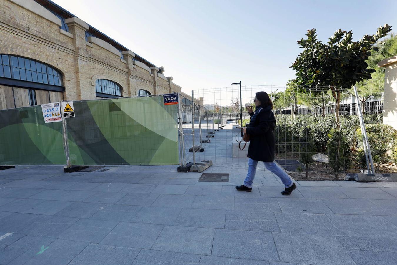 Llegar en tren por un lugar desolado. Naves en ruinas y maleza por doquier. 3.100 millones para que sea una realidad una operación esencial para Valencia. El Parque Central es una aspiración urbanística desde hace décadas, donde se ha conseguido sólo parte del jardín.