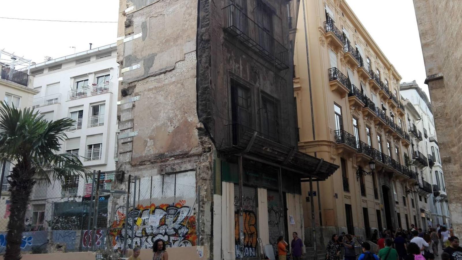 El agujero de la vergüenza. Un edificio que no acaba de llegar. 800.000 euros es el coste estimado de la construcción de un inmueble en la calle Micalet y la rehabilitación de la Casa del Relojero. De momento, el proyecto de ejecución sigue pendiente de aprobación.