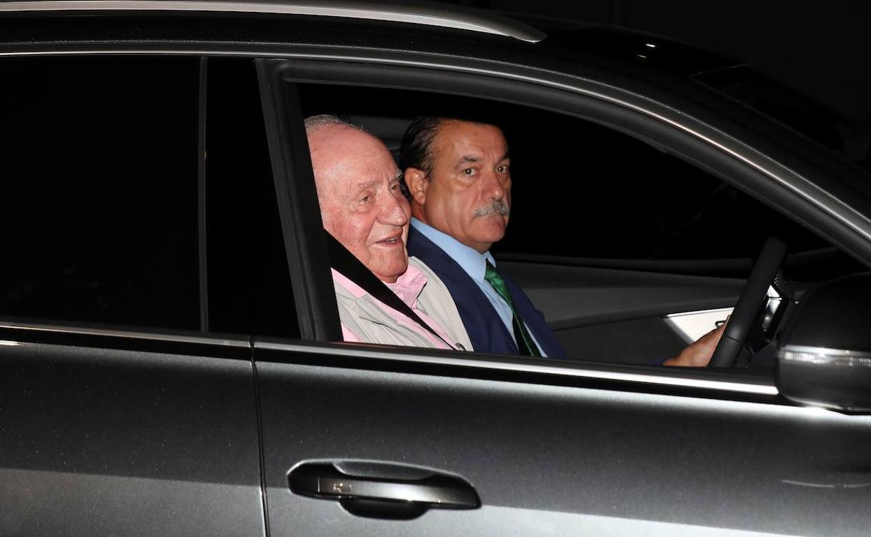 El rey Juan Carlos a su llegada este viernes a la Clínica Quirón. 
