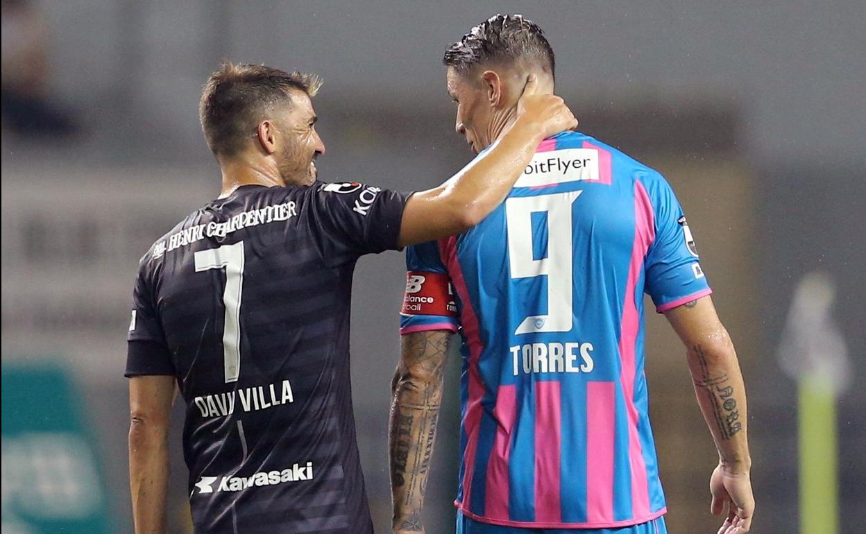 David Villa abraza a Fernando Torres durante el Sagan Tosu-Vissel Kobe jugado este viernes en Tosu