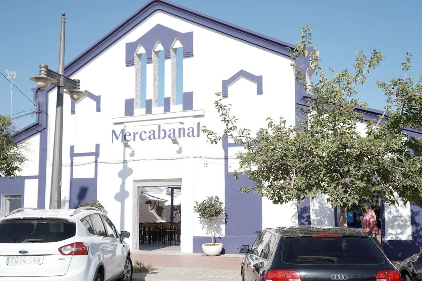 Llega el fin de semana y los valencianos aprovechan para sacar el máximo partido a la oferta de ocio en la ciudad. El puerto se convierte en el epicentro del tiempo lúdico gracias al buen clima y la variedad de opciones para planes llenos de sol, música y fiesta. Puntos como el Marina Beach o el Mercabañal se llenan de turistas y locales para disfrutar de las últimas semanas de agosto en Valencia.