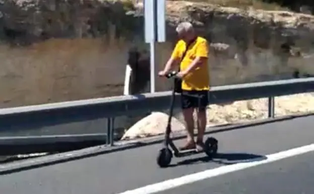 Pillado un hombre en patinete eléctrico por la autovía CV-35 de Valencia