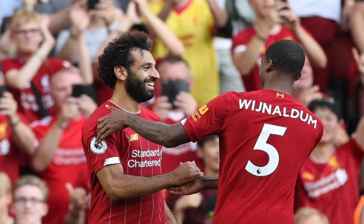 Salah celebra el gol con su compañero Wijnaldum.
