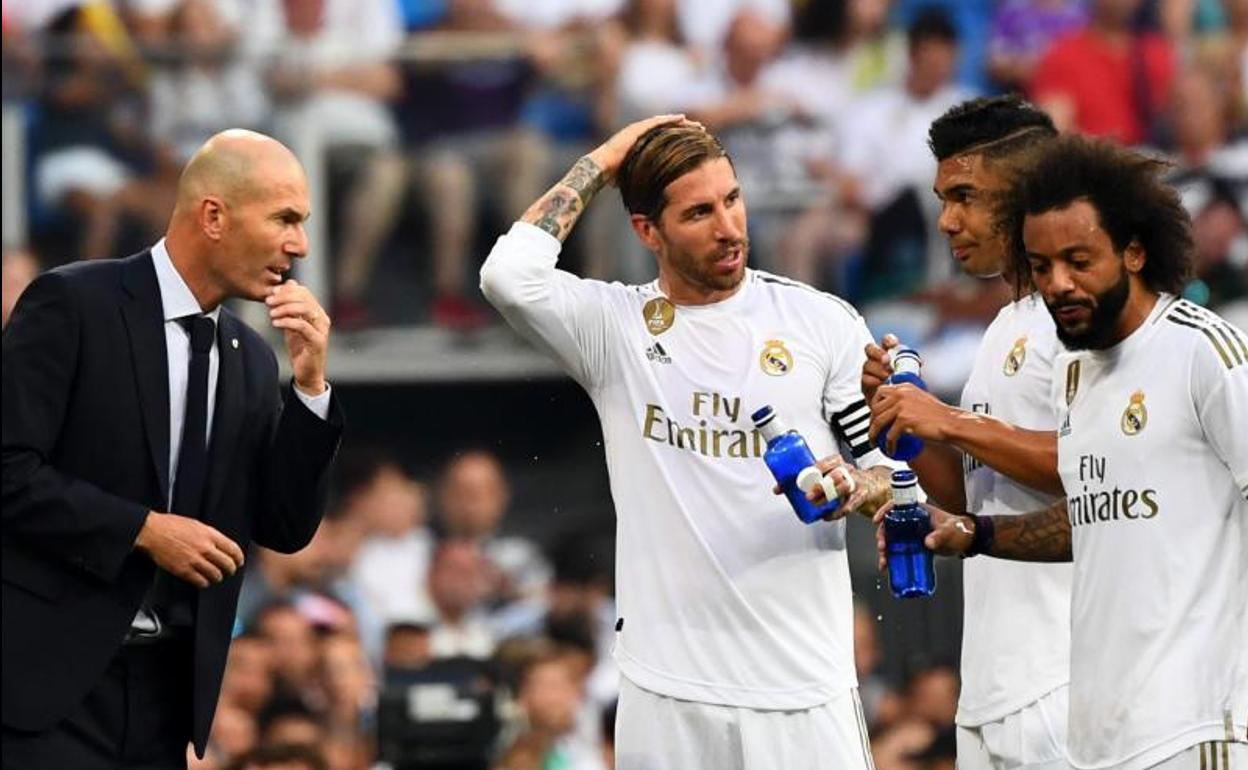 Zinedine Zidane dialoga con Sergio Ramos, Casemiro y Marcelo.