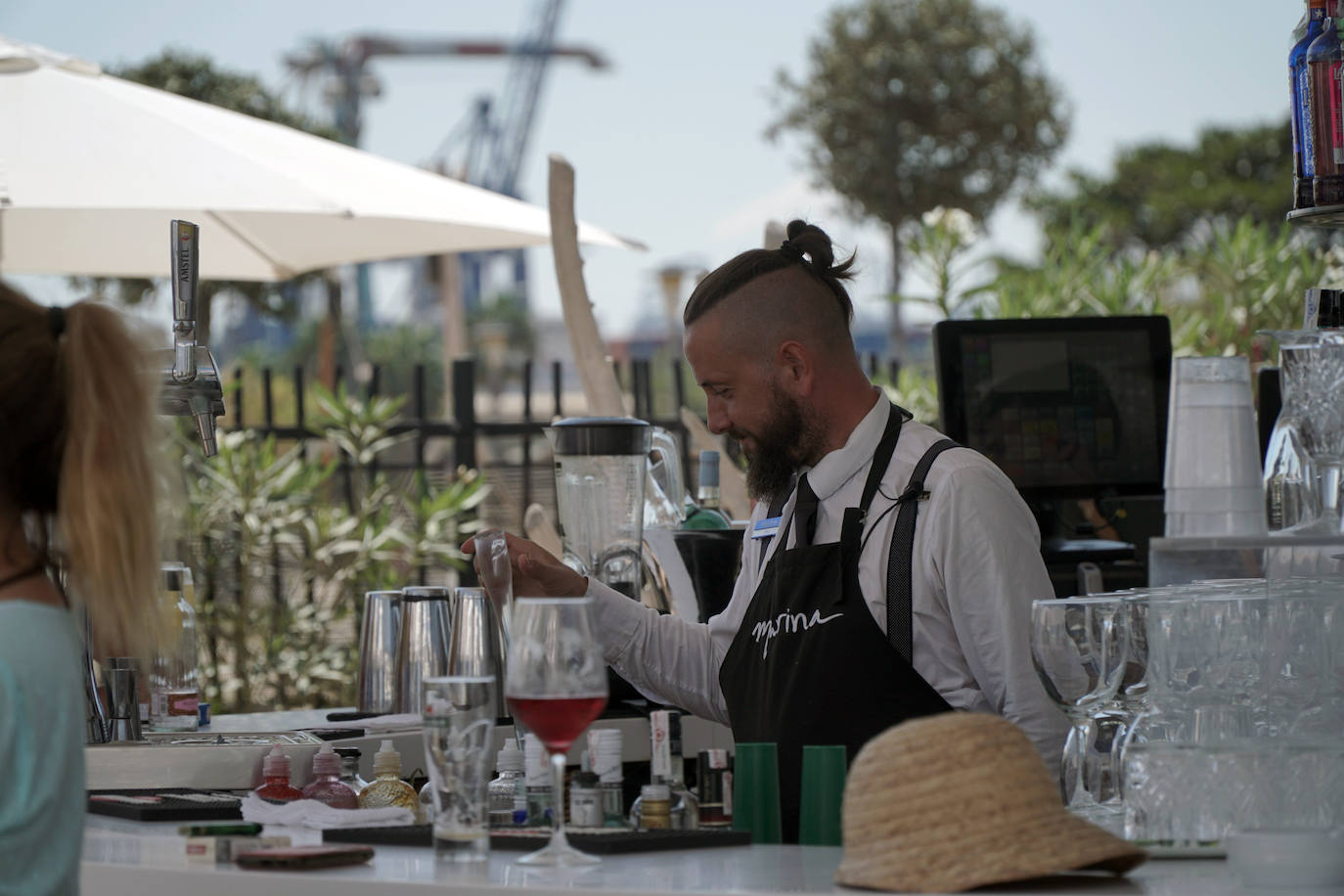 Llega el fin de semana y los valencianos aprovechan para sacar el máximo partido a la oferta de ocio en la ciudad. El puerto se convierte en el epicentro del tiempo lúdico gracias al buen clima y la variedad de opciones para planes llenos de sol, música y fiesta. Puntos como el Marina Beach o el Mercabañal se llenan de turistas y locales para disfrutar de las últimas semanas de agosto en Valencia.