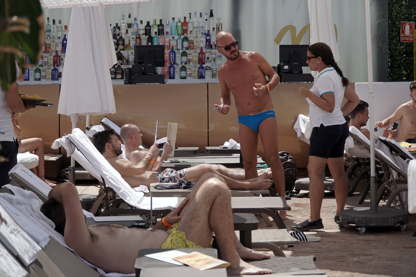 Llega el fin de semana y los valencianos aprovechan para sacar el máximo partido a la oferta de ocio en la ciudad. El puerto se convierte en el epicentro del tiempo lúdico gracias al buen clima y la variedad de opciones para planes llenos de sol, música y fiesta. Puntos como el Marina Beach o el Mercabañal se llenan de turistas y locales para disfrutar de las últimas semanas de agosto en Valencia.