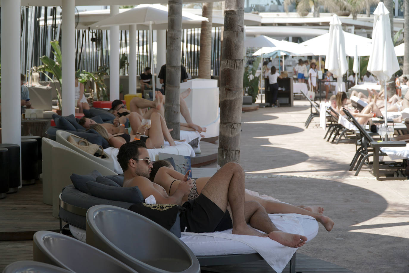 Llega el fin de semana y los valencianos aprovechan para sacar el máximo partido a la oferta de ocio en la ciudad. El puerto se convierte en el epicentro del tiempo lúdico gracias al buen clima y la variedad de opciones para planes llenos de sol, música y fiesta. Puntos como el Marina Beach o el Mercabañal se llenan de turistas y locales para disfrutar de las últimas semanas de agosto en Valencia.