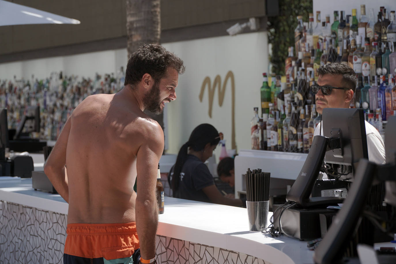 Llega el fin de semana y los valencianos aprovechan para sacar el máximo partido a la oferta de ocio en la ciudad. El puerto se convierte en el epicentro del tiempo lúdico gracias al buen clima y la variedad de opciones para planes llenos de sol, música y fiesta. Puntos como el Marina Beach o el Mercabañal se llenan de turistas y locales para disfrutar de las últimas semanas de agosto en Valencia.